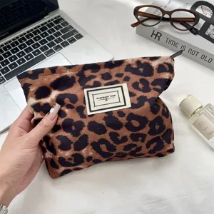Pochette de maquillage imprimé léopard sac de rangement en tissu trousse de toilette détail