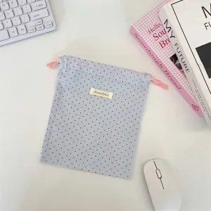 Nahaufnahme des minimalistischen Pünktchen-Baumwoll-Kordelzugsäckchens für kleine Artikel.