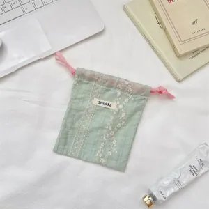 Grüner spitzen blumen kordelzug beutel detail, stoff tasche für tägliche kosmetik aufbewahrung.