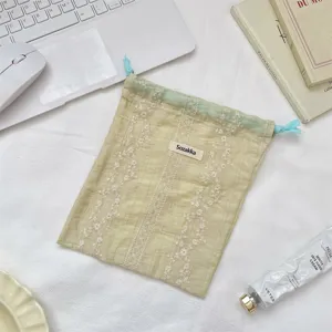 Zarter Spitzen-Blumenstoff-Aufbewahrungsbeutel im Detail, elegante Kordeltasche für Kosmetik.