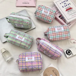 Borsa cosmetica trapuntata a quadri, graziosa pochette da viaggio con manico e zip.