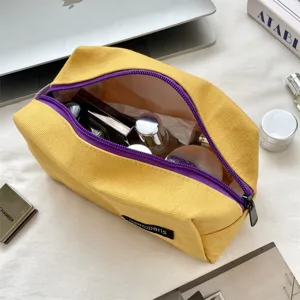 Borsa portaoggetti in tela gialla con cerniera viola, grande trousse per cosmetici e astuccio.