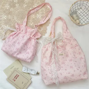 Detailansicht süßer rosa Blumen Umhängetaschen mit zarten Spitzen und feiner Stoffstruktur.