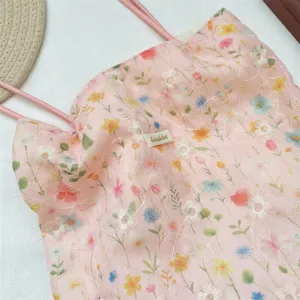 Detailansicht der rosa aquarellgeblümten bestickten Stoff-Schultertasche mit dünnen Trägern.