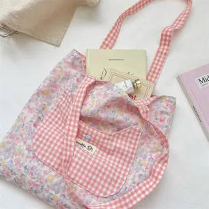 Schattige roze bloemen canvas shopper met ruitjes kattenoor zak en schouderbanden.