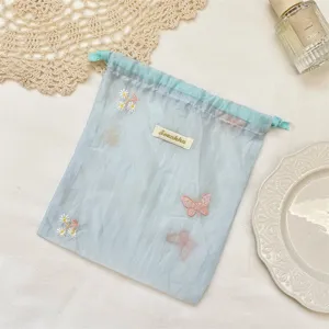Blauwe organza trekkoordzak met bloemborduursel, schattig stofdicht tasje voor sieraden en make-up.