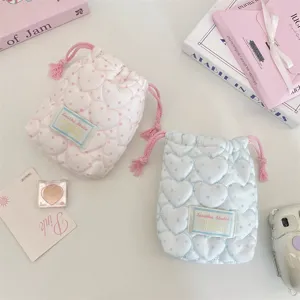 Bonita bolsa de almacenamiento acolchada con cordón y patrón de corazones, estuche de maquillaje.