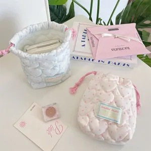 Lindo bolso de almacenamiento acolchado con cordón de corazón, organizador cosmético.