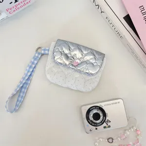 Süße gesteppte Handgelenktasche mit Punkten und Herz-Druckknopf. Lässige Münztasche für Accessoires.