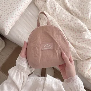 Nahaufnahme des rosa Kosmetiktäschchens aus Stoff mit Griff und Reißverschluss Design.