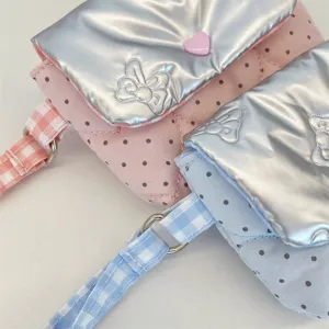Detaillierte Ansicht einer süßen gepunkteten gesteppten Mini-Tasche mit Herz-Druckknopf.