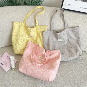 Lässige Segeltuch Tragetasche mit floralem Blumenmuster, große Schultertasche für den Sommer.