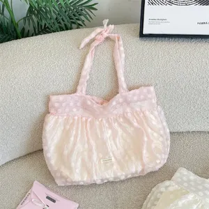 Detail van de roze gestippelde organza plooitas met een leuke geknoopte schouderband.