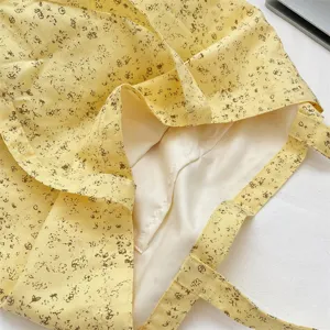 Nahaufnahme der weichen gelben Baumwolltasche mit charmantem braunem Blumenmuster.
