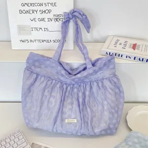 Zachte paarse polkadot organza geplooide schoudertas met geknoopt bandje, vakantie stijl detail.