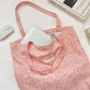 Nahaufnahme einer weichen rosa Blumen-Baumwoll-Tragetasche in einem schönen Lifestyle.