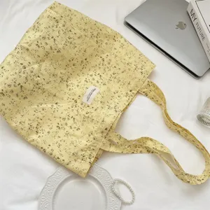 Gelbe Blumen Leinen Tragetasche Detail, lässige weiche Schultertasche mit schönem Print.