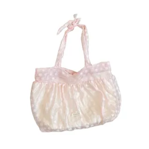 Roze polkadot organza schoudertas met geknoopte bandjes en gerimpeld design, zoete stijl.