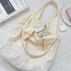 Sac a epaule en toile brodee texturee blanc creme, cabas decontracte elegant pour femmes.
