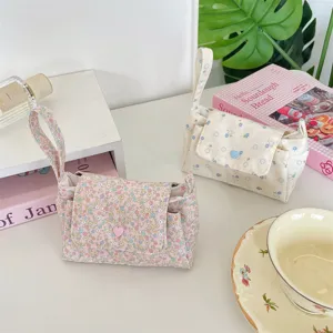 Blumen-Leinen-Kosmetiktasche mit Klappdesign und niedlichem Herzdrücker für Make-up.
