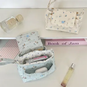 Kordsamt Kosmetiktasche mit Blumenmuster, Klappe und Herzknopf für Make-up und täglichen Bedarf.