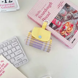 Gelb und lila karierte Mini-Druckknopf-Tasche Detailaufnahme für tragbare Kopfhörer.