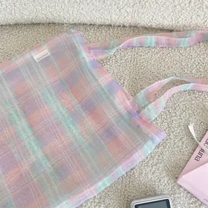 Pastellviolett gradient karierte Organza Schultertasche, halbdurchsichtige große Tragetasche für Pendler.