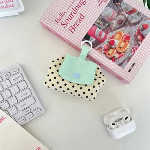 Niedliche gepunktete Tasche mit Druckknopf, tragbare Kopfhörer-Aufbewahrungasche im Detail.