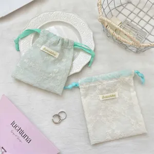 Mini pochette bijoux en dentelle avec cordon, sachet floral transparent pour rouge à lèvres et objets.