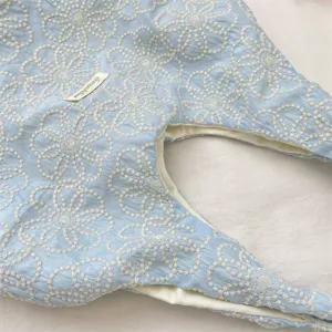 Sac cabas hobo en toile brodée bleu clair, vue de détail, sac bandoulière esthétique.