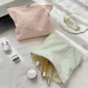 Rosa und hellgrüne Kosmetiktasche mit Blumenstickerei, weicher Make-up-Beutel für die Hautpflege.