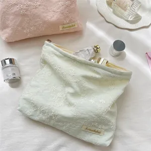 Hellgrüne bestickte Blumen Kosmetiktasche, süße Mesh Make-up Tasche und tägliche Aufbewahrung.
