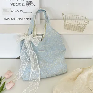 Sac cabas en toile brodée florale bleu clair avec nœud, sac décontracté pour un usage quotidien.