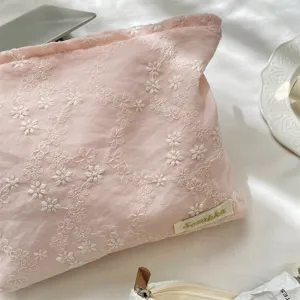 Rosa bestickte Blumen Make-up Tasche, süße Stoff Kosmetiktasche für Reise und Aufbewahrung.