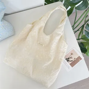 Sac cabas en toile brodee texturee blanc lait, sac epaule dentelle style decontracte.
