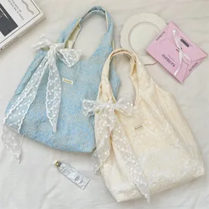 Sac cabas en toile matelassée brodée avec élégant nœud en dentelle, sac porté épaule décontracté.