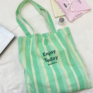 Grüne gestreifte Canvas-Tragetasche Detailansicht, lässige Schultertasche für den Alltag.