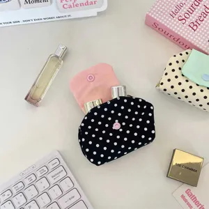 Schwarze und rosafarbene gepunktete Tasche mit Druckknopf, tragbar und süß für Accessoires.