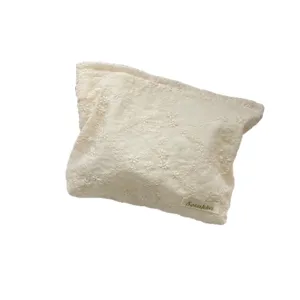Beige bestickte Make-up-Tasche aus Stoff, dekorativer Kosmetikbeutel für den Alltag.