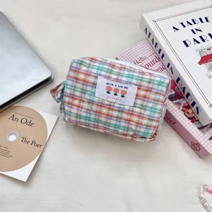 Borsa cosmetica trapuntata a quadri con etichetta tulipano, morbida custodia da viaggio.
