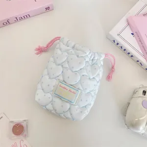 Bolsa de almacenamiento acolchada con corazones y cordón rosa para cámara y cosméticos.