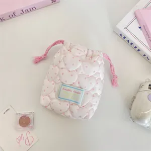 Bolsa de almacenamiento acolchada rosa con cordón en forma de corazón para cosmeticos y viajes.