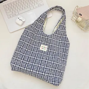 Gedetailleerd overzicht van de casual zwart-witte ruitjes canvas shopper schoudertas.