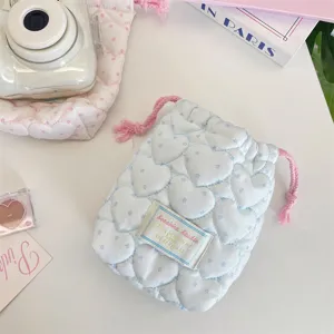 Bolsa acolchada con cordón de corazón para maquillaje y accesorios de viaje portátiles.