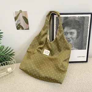 Πράσινη τσάντα tote με βούλες casual ώμου μεγάλη χωρητικότητα λεπτομέρεια ύφασμα και ετικέτα