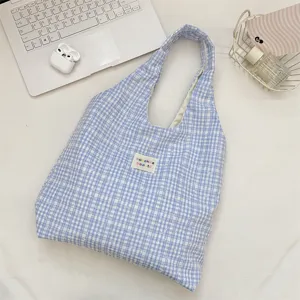 Blauwe en witte gingham canvas shopper detail, casual schoudertas voor dagelijks gebruik.