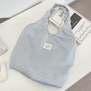Γαλάζια τσάντα shopper με πουά καμβάς τσάντα ώμου καθημερινή λεπτομερης άποψη.