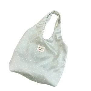 Πράσινη τσάντα tote με πουά από καμβά, μεγάλη casual τσάντα ώμου για καθημερινή χρήση.