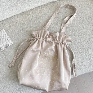 Bolso cruzado de satén con lunares estilo coreano, bordado floral y cordón ajustable.