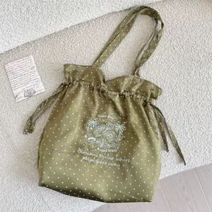 Bolso tote de satén de lunares estilo coreano con bordado floral y cordón ajustable.